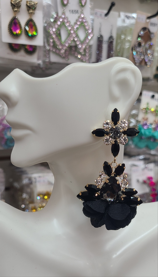 Black elegant earrings