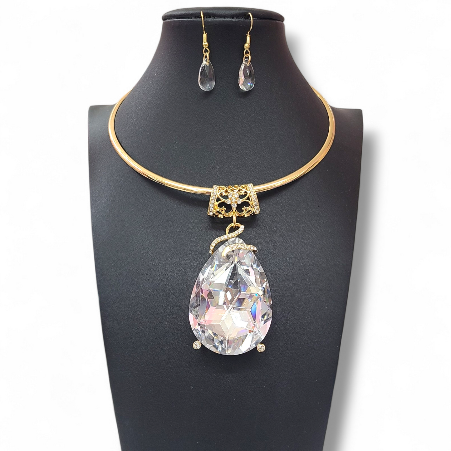 Gold base white ston choker