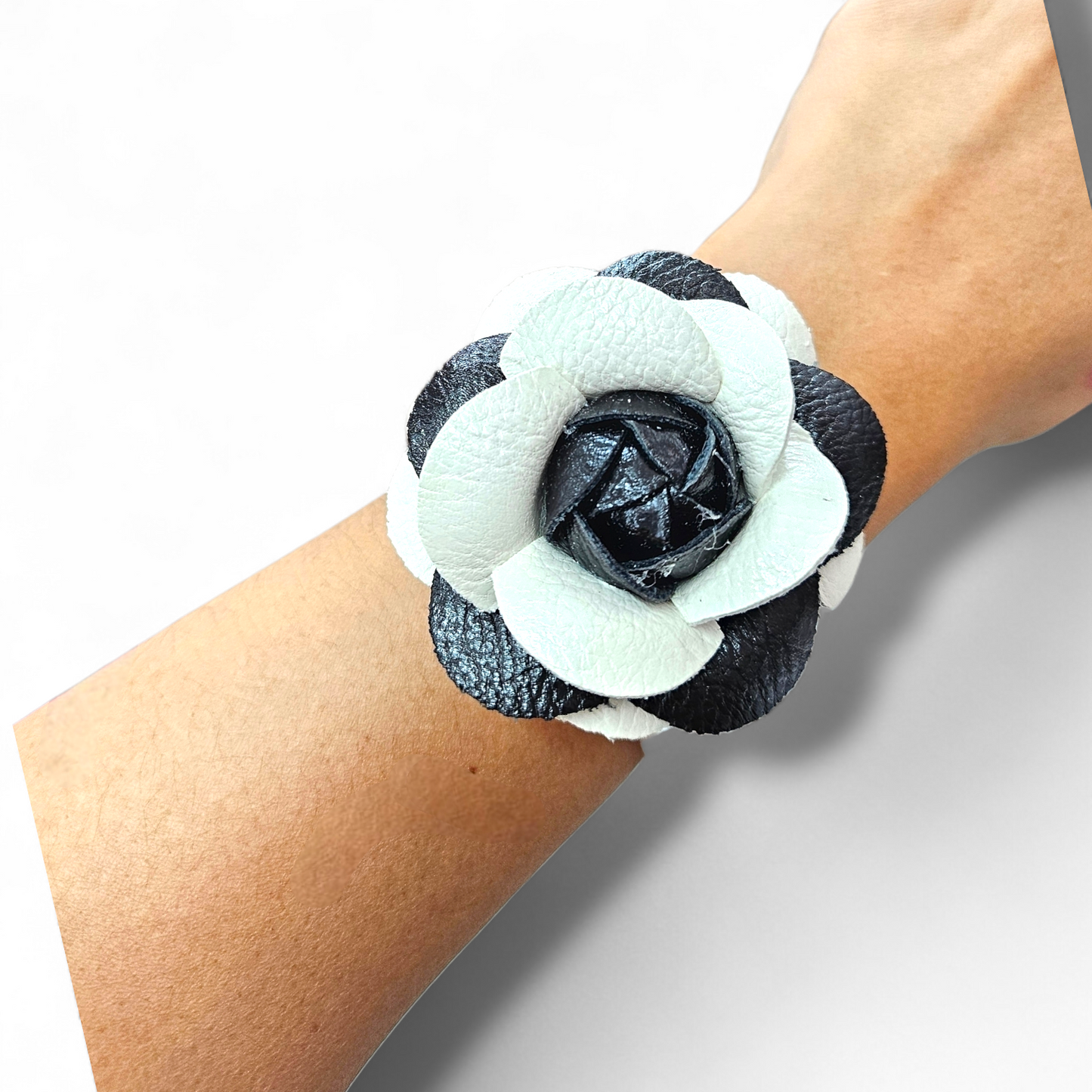 Black and white pearl stretchy bracelet