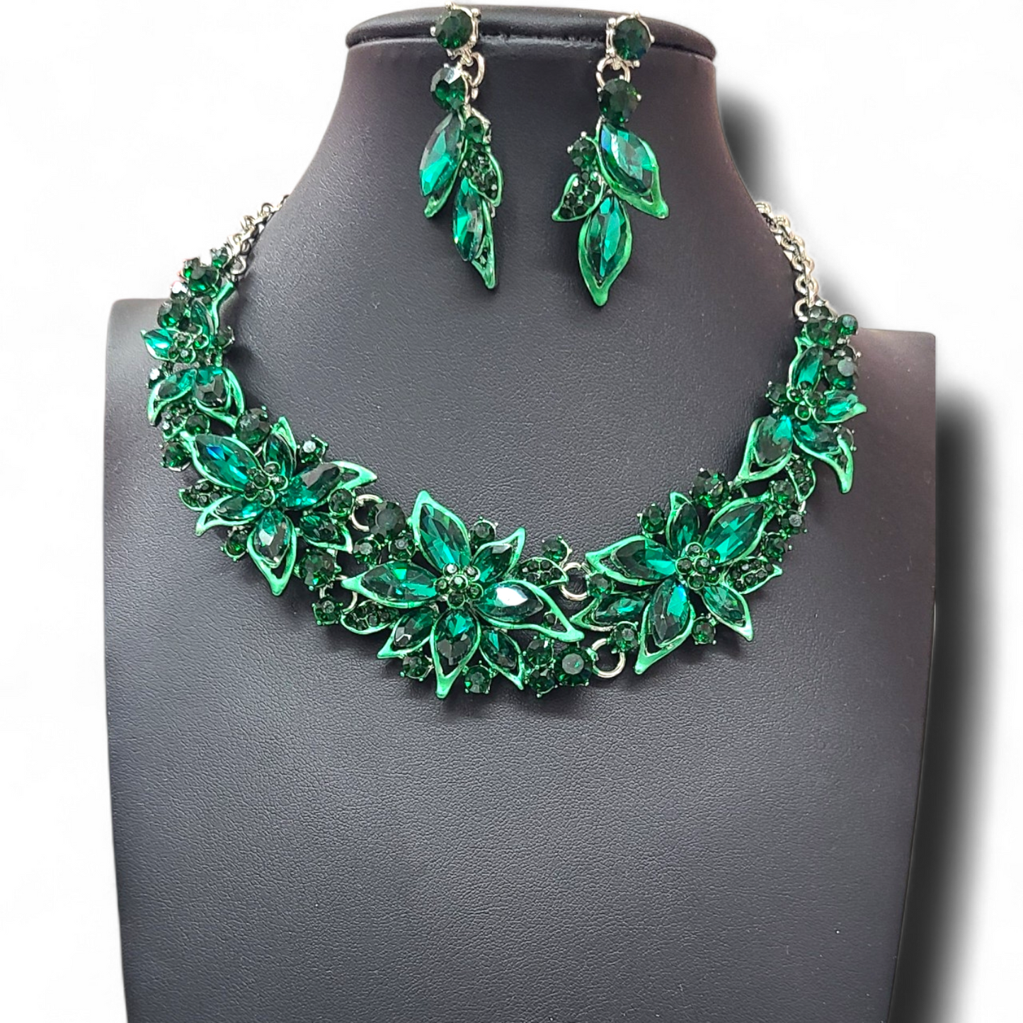 Silver emerald green necklace