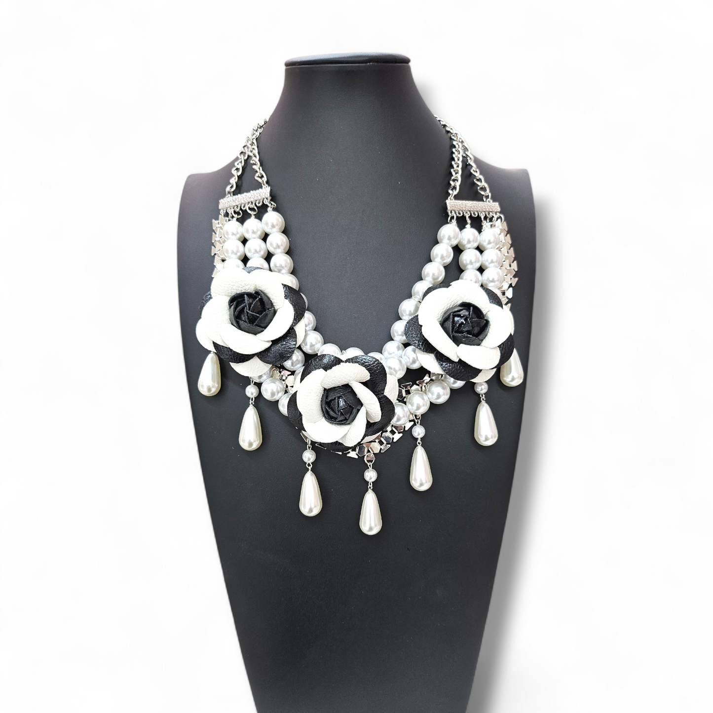 Black and white flower Pearl Necklace