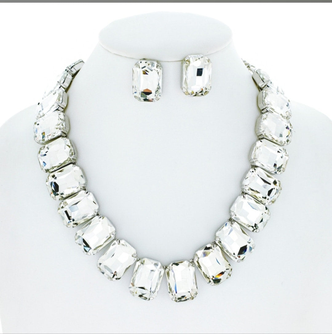 Single line white necklace