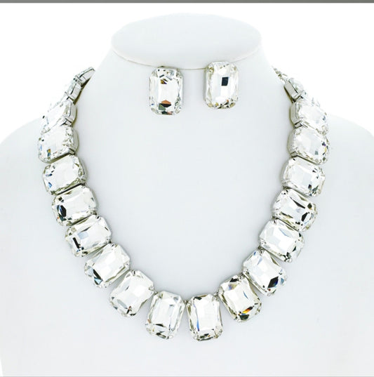 Single line white necklace